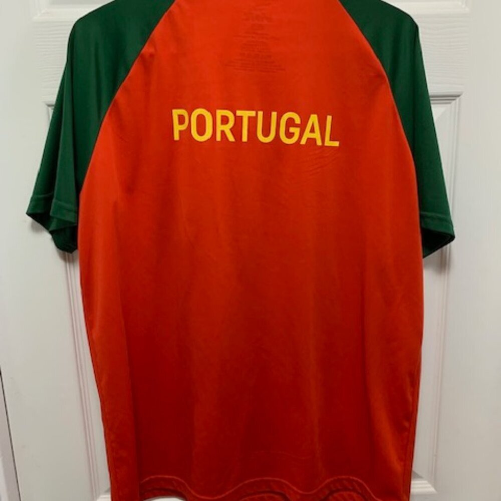 TEAM PORTUGAL SOCCER JERSEY (LARGE) - Picture 2 of 3